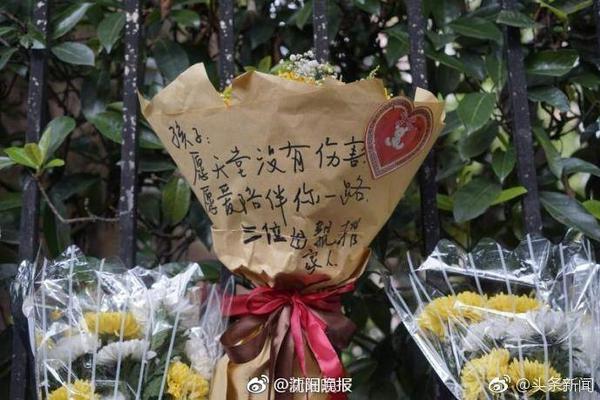 记者：莱比锡坚持对西蒙斯要价7000万欧，巴黎有二次转会分成